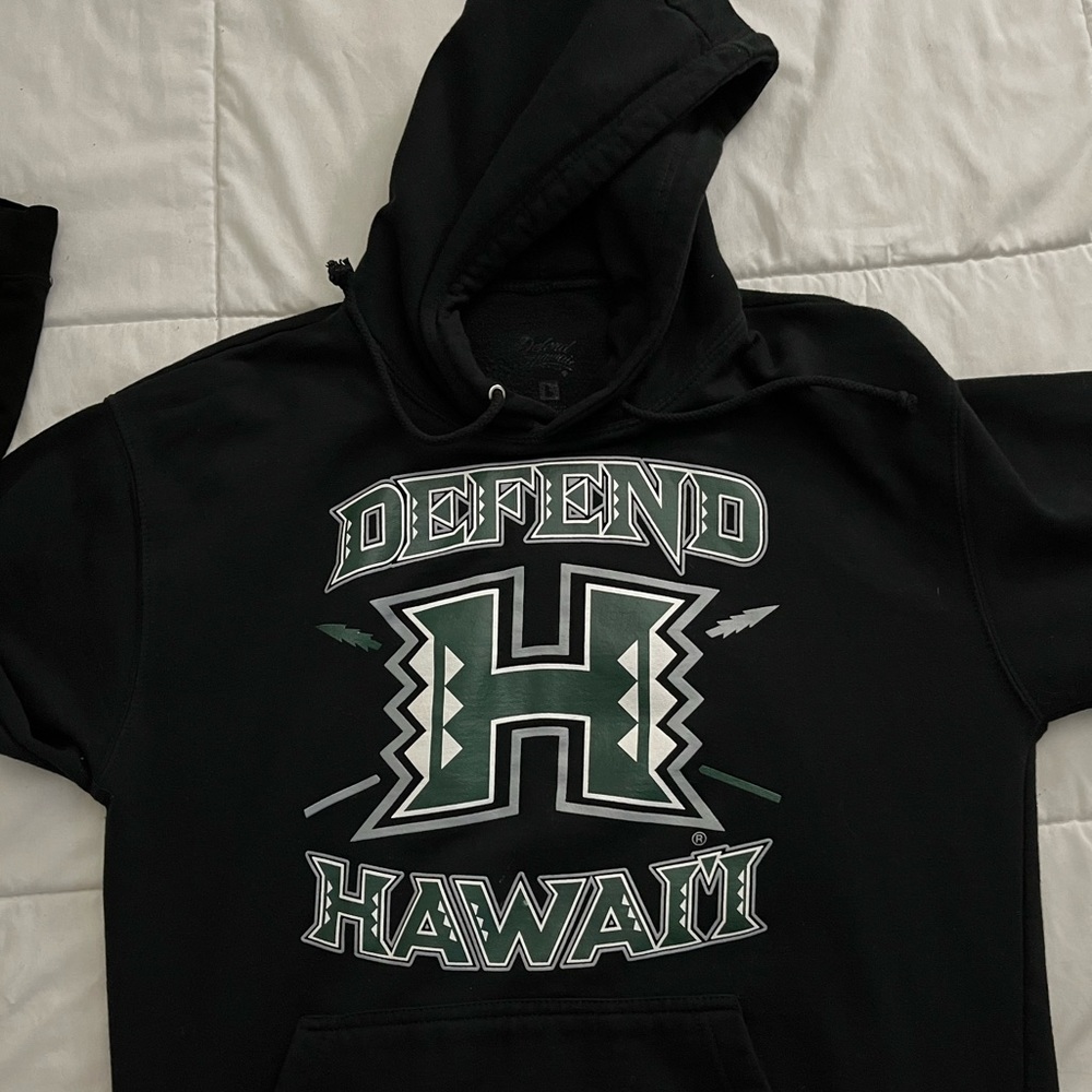 Men’s Defend Hawaii hoodie sz. Large.